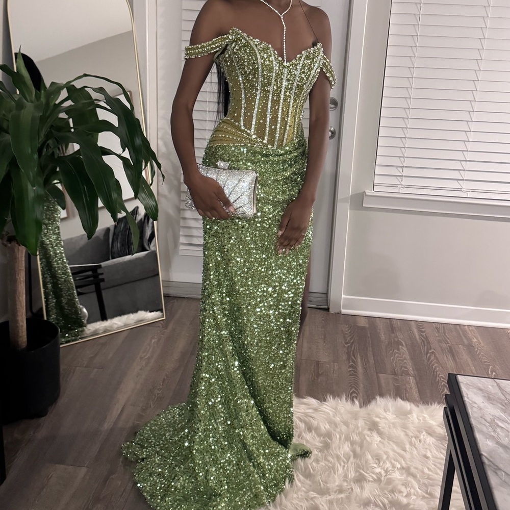 Elegant Green Sequin Off-Shoulder Dress